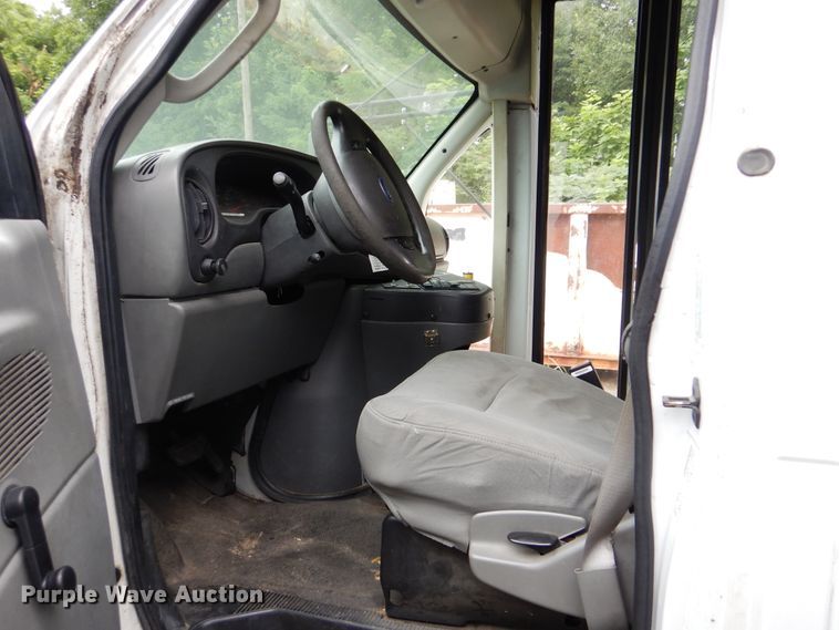 image for item DI0249 2007 Ford E450  shuttle bus
