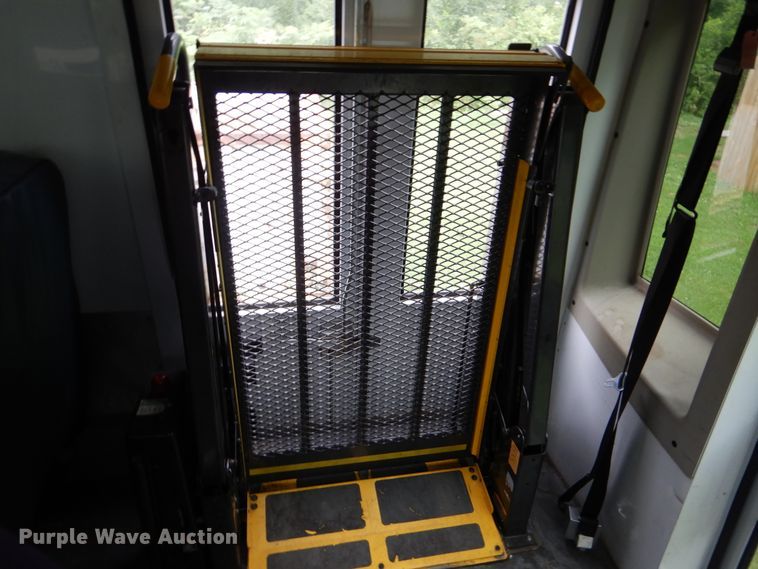 image for item DI0249 2007 Ford E450  shuttle bus