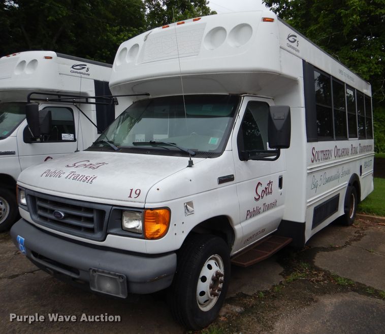 image for item DI0250 2007 Ford E450  shuttle bus