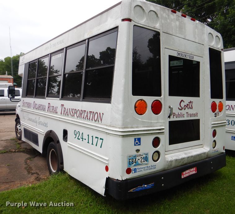 image for item DI0250 2007 Ford E450  shuttle bus