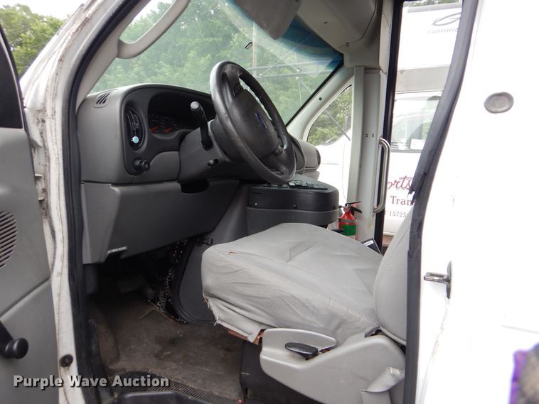 image for item DI0250 2007 Ford E450  shuttle bus