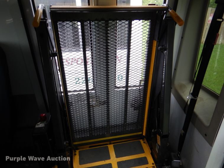 image for item DI0250 2007 Ford E450  shuttle bus