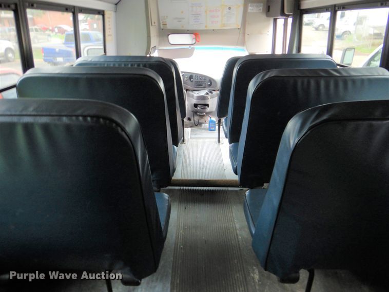 image for item DI0250 2007 Ford E450  shuttle bus