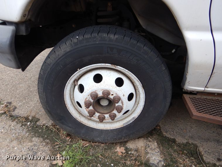 image for item DI0250 2007 Ford E450  shuttle bus