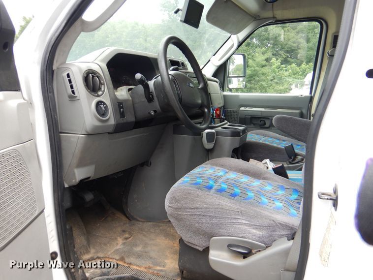 image for item DI0251 2009 Ford E450  shuttle bus