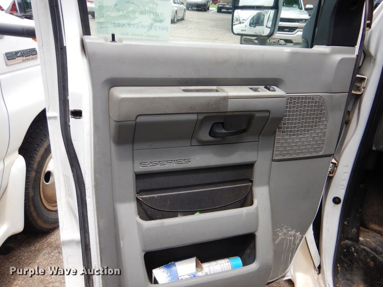 image for item DI0251 2009 Ford E450  shuttle bus