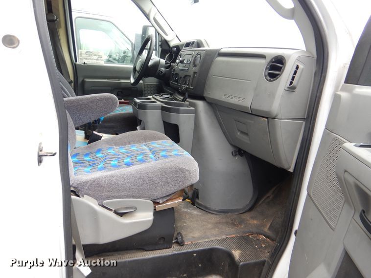 image for item DI0251 2009 Ford E450  shuttle bus