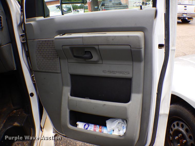 image for item DI0251 2009 Ford E450  shuttle bus