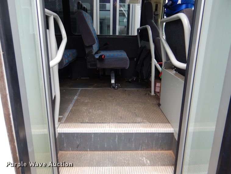 image for item DI0251 2009 Ford E450  shuttle bus