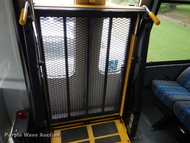 image for item DI0251 2009 Ford E450  shuttle bus