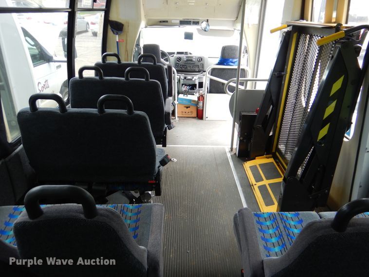 image for item DI0251 2009 Ford E450  shuttle bus