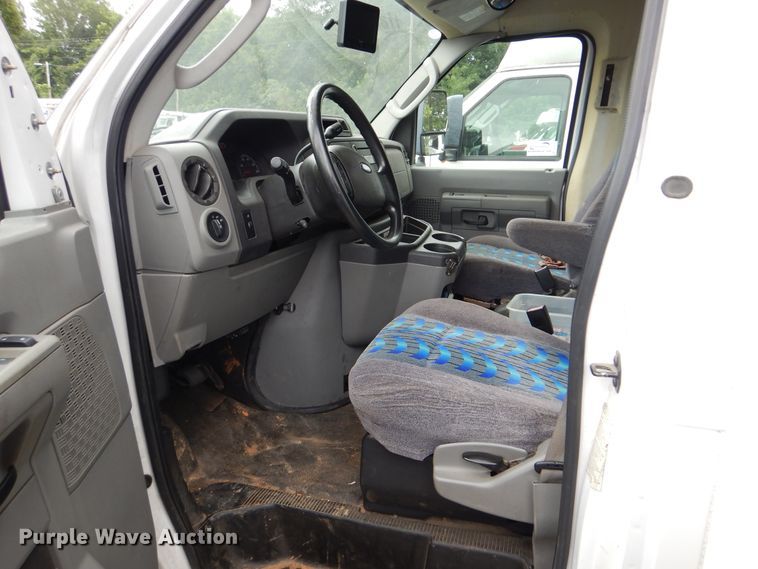 image for item DI0252 2009 Ford E450  shuttle bus