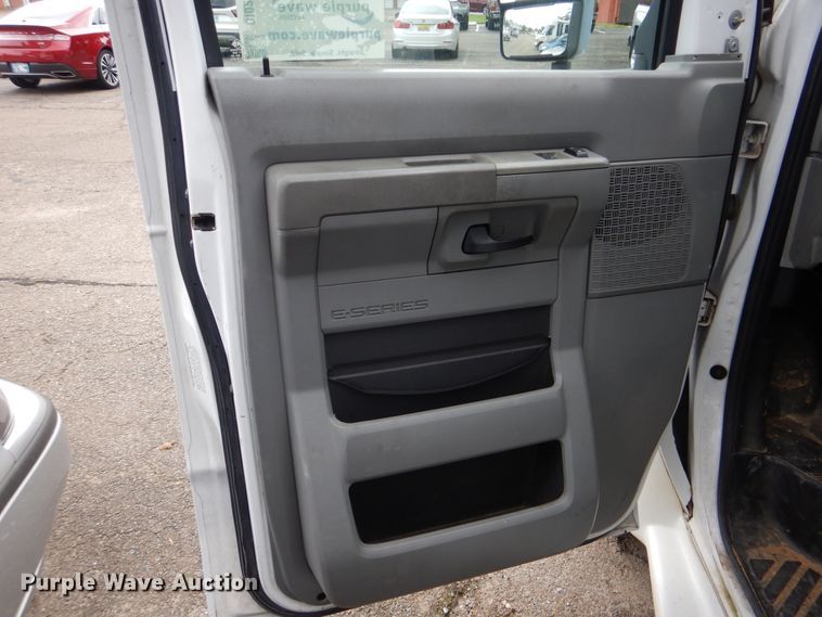 image for item DI0252 2009 Ford E450  shuttle bus