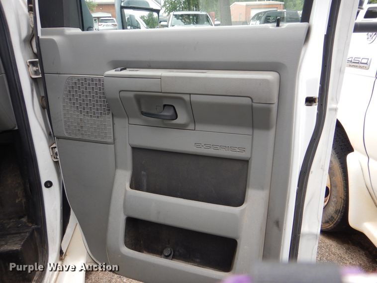 image for item DI0252 2009 Ford E450  shuttle bus