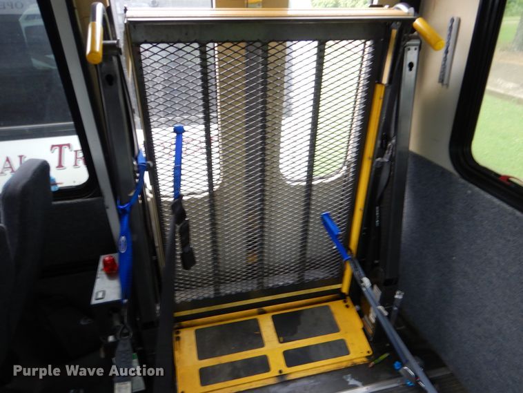 image for item DI0252 2009 Ford E450  shuttle bus