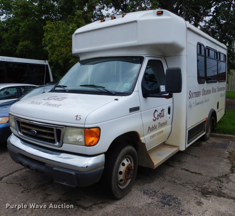 image for item DI0253 2006 Ford E350 Super Duty  shuttle bus