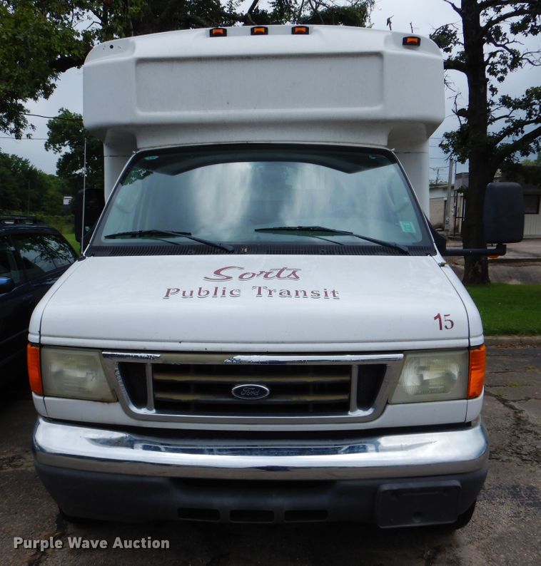 image for item DI0253 2006 Ford E350 Super Duty  shuttle bus