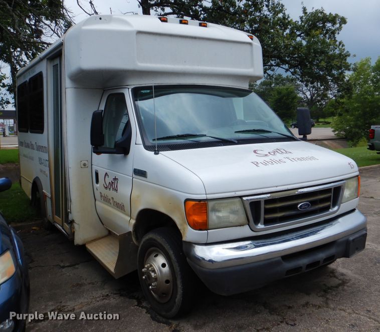 image for item DI0253 2006 Ford E350 Super Duty  shuttle bus