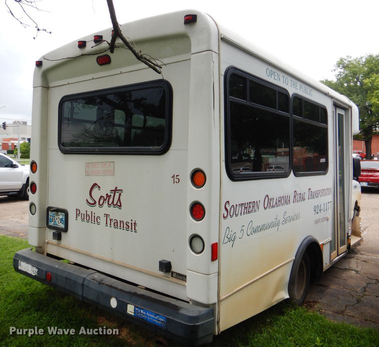 image for item DI0253 2006 Ford E350 Super Duty  shuttle bus