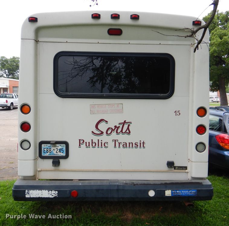 image for item DI0253 2006 Ford E350 Super Duty  shuttle bus