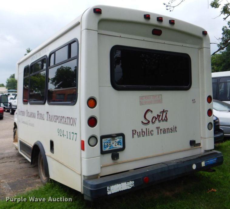 image for item DI0253 2006 Ford E350 Super Duty  shuttle bus