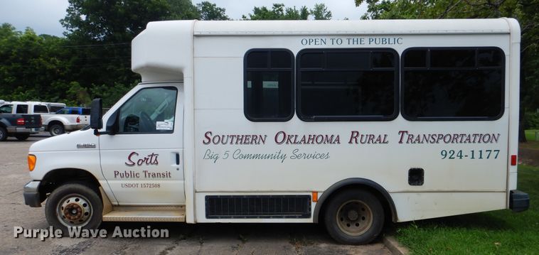 image for item DI0253 2006 Ford E350 Super Duty  shuttle bus