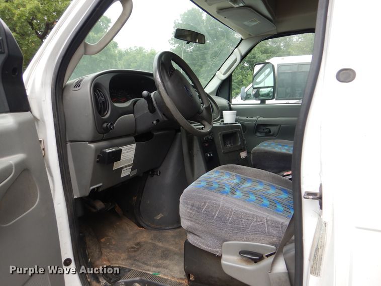 image for item DI0253 2006 Ford E350 Super Duty  shuttle bus