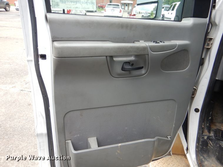 image for item DI0253 2006 Ford E350 Super Duty  shuttle bus