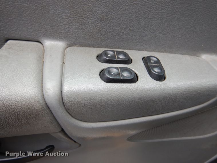 image for item DI0253 2006 Ford E350 Super Duty  shuttle bus