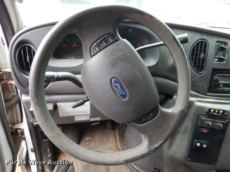 image for item DI0253 2006 Ford E350 Super Duty  shuttle bus