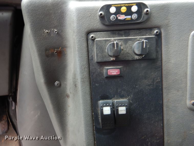 image for item DI0253 2006 Ford E350 Super Duty  shuttle bus