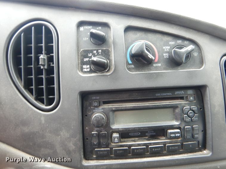 image for item DI0253 2006 Ford E350 Super Duty  shuttle bus