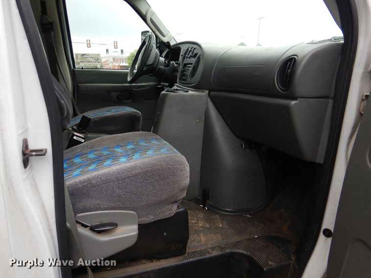 image for item DI0253 2006 Ford E350 Super Duty  shuttle bus