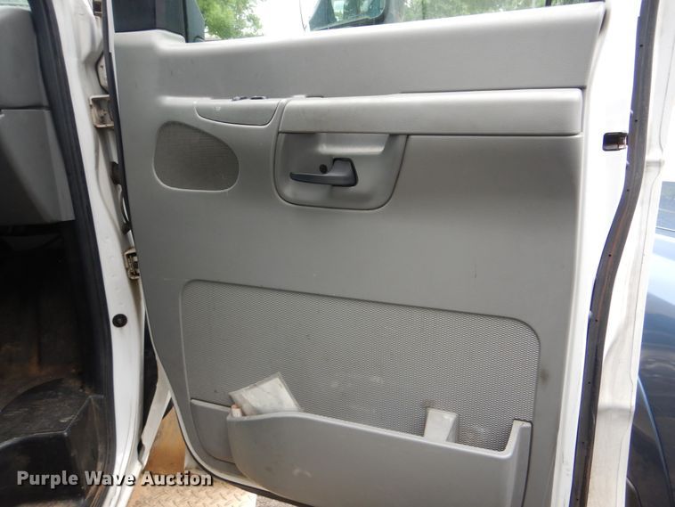 image for item DI0253 2006 Ford E350 Super Duty  shuttle bus