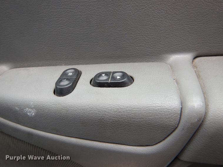 image for item DI0253 2006 Ford E350 Super Duty  shuttle bus