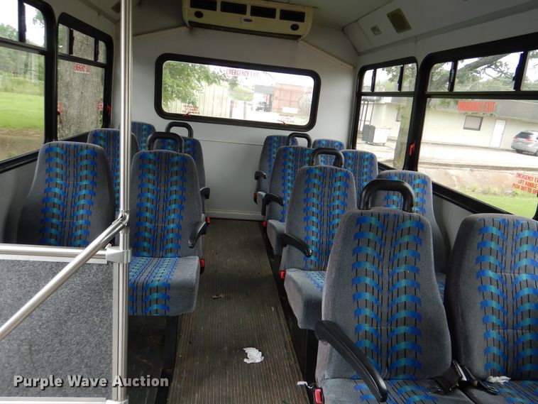 image for item DI0253 2006 Ford E350 Super Duty  shuttle bus