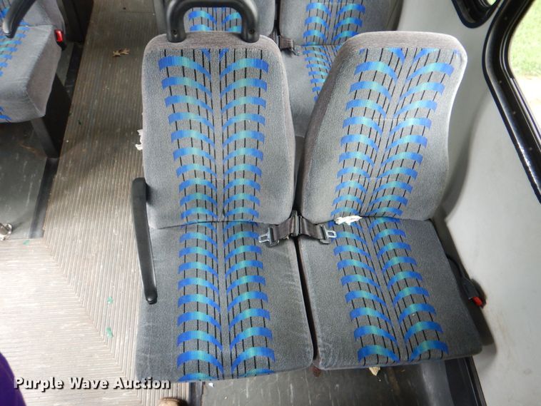 image for item DI0253 2006 Ford E350 Super Duty  shuttle bus