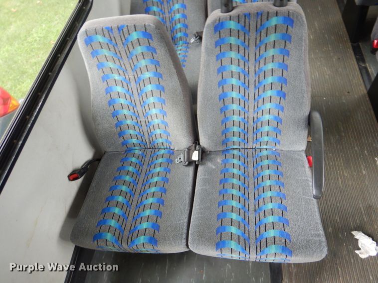 image for item DI0253 2006 Ford E350 Super Duty  shuttle bus