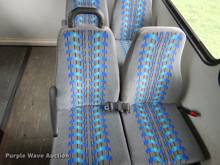 image for item DI0253 2006 Ford E350 Super Duty  shuttle bus