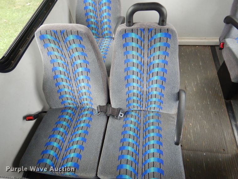 image for item DI0253 2006 Ford E350 Super Duty  shuttle bus