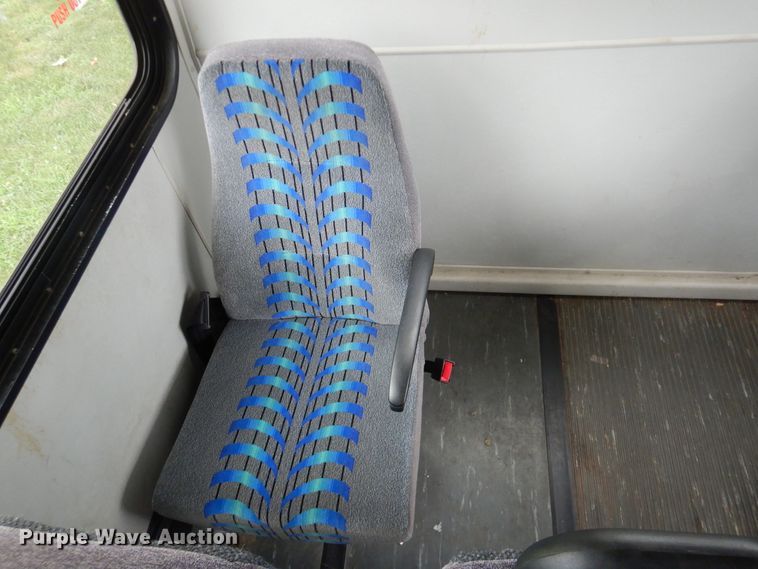 image for item DI0253 2006 Ford E350 Super Duty  shuttle bus