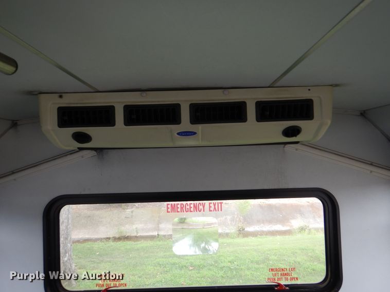 image for item DI0253 2006 Ford E350 Super Duty  shuttle bus