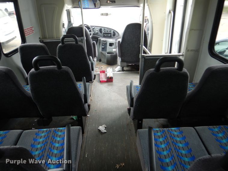 image for item DI0253 2006 Ford E350 Super Duty  shuttle bus