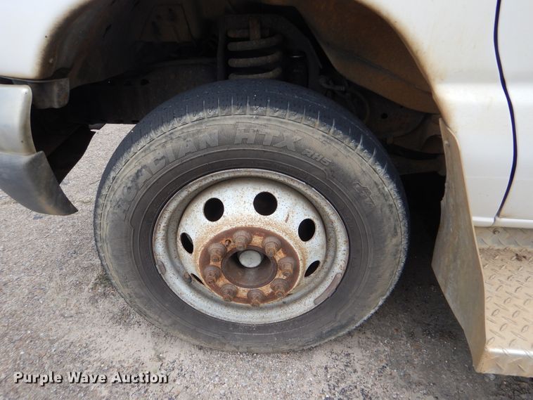 image for item DI0253 2006 Ford E350 Super Duty  shuttle bus