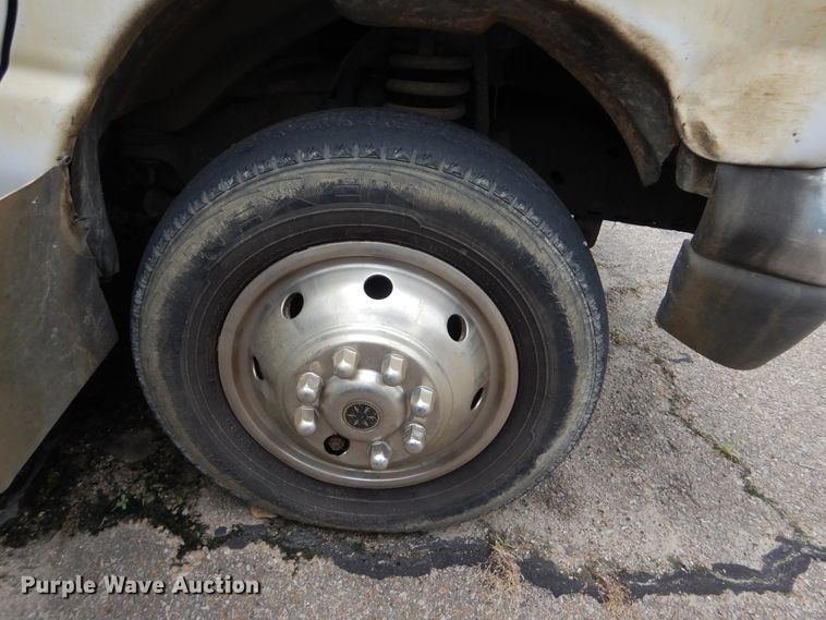 image for item DI0253 2006 Ford E350 Super Duty  shuttle bus