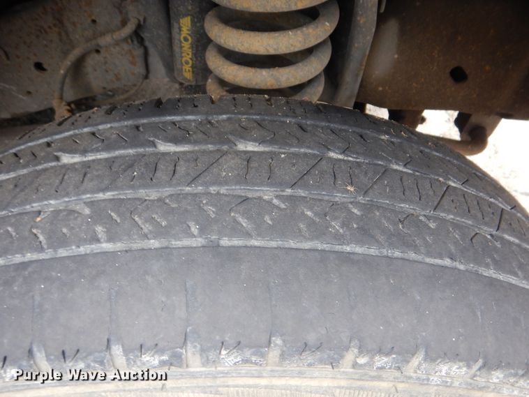 image for item DI0253 2006 Ford E350 Super Duty  shuttle bus