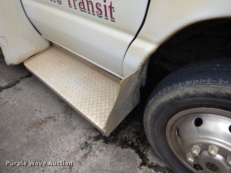 image for item DI0253 2006 Ford E350 Super Duty  shuttle bus