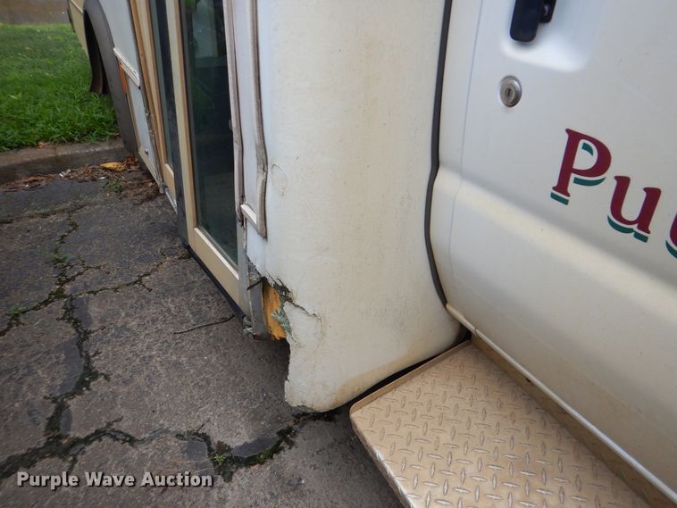 image for item DI0253 2006 Ford E350 Super Duty  shuttle bus