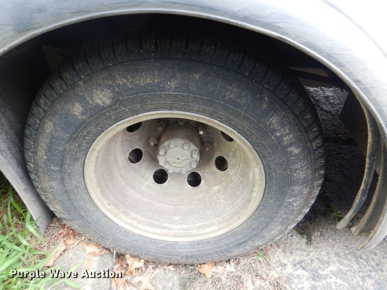 image for item DI0253 2006 Ford E350 Super Duty  shuttle bus