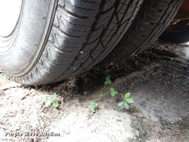 image for item DI0253 2006 Ford E350 Super Duty  shuttle bus